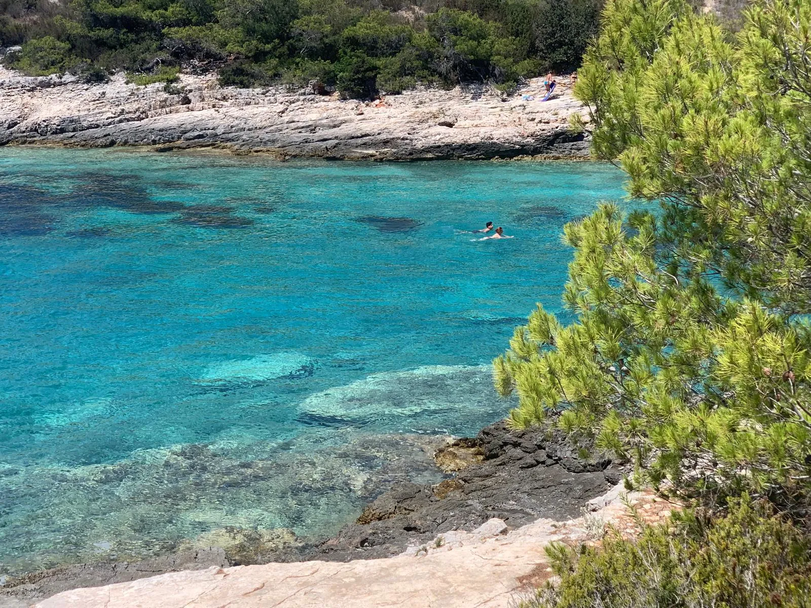 Kristallklare Bucht auf der Insel Vis