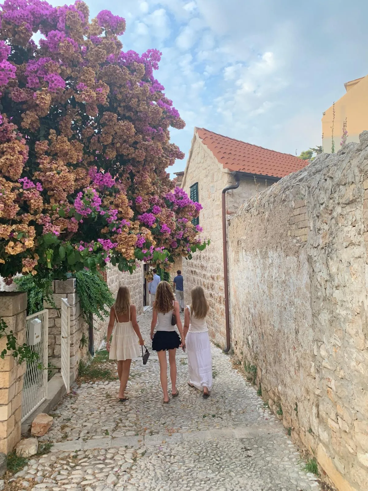 Gasse mit Bougainvillea