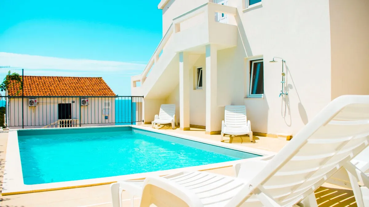 Pool mit Liegestühlen